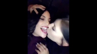 Língua ação 2 adolescentes compartilham um beijo muito apaixonado juntos