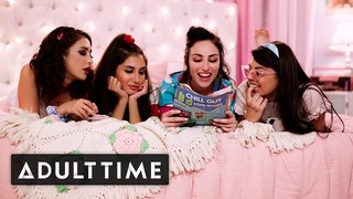 girlcore 십대 레즈비언은 재미있는 포섬을 원합니다!