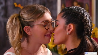 Y Lesbian Ex Buddies wyznają uczucia - Emily Willis, Mackenzie Moss