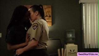Kira помогает офицеру Sinns довести киску до оргазма