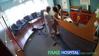 Fakehospital Nurse seduce il paziente e si diverte a leccarsi la figa