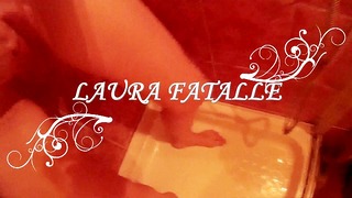 그녀는 당신에게 황금 샤워를 제공하고 그녀는 그것을 사랑합니다 – Laura Fatalle