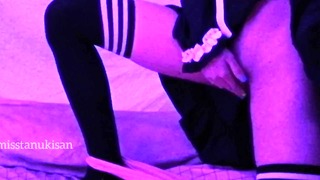Азиатскую японскую горничную застукали за мастурбацией и траханием на подушках во время оргазма школьницы в любительском видео с бритьем киски