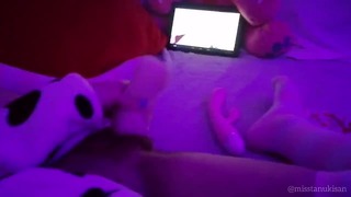 Amateur-Kawaii-Japanerin masturbiert mit Taschenmuschi und schaut sich Lesben an Hentai Teen Orgasmus unzensiert