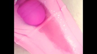 かわいいティーンの濡れたマンコがピンクのパンティー越しに何度もオーガズムを潮吹き！