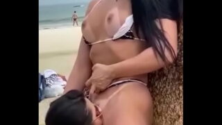 Duas Tesudas Se Pegando Em Público Na Praia