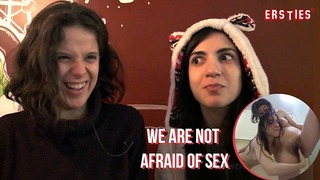 Ersties: Süße Amateur-Babes haben heißen Lesbensex in einer öffentlichen Umkleidekabine