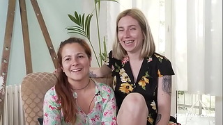 Ersties: Секси аматьорски лесбийки споделят двойно дилдо