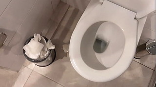 Mijn vriendin liet me beffen in een openbaar toilet - Lesbische illusiemeisjes