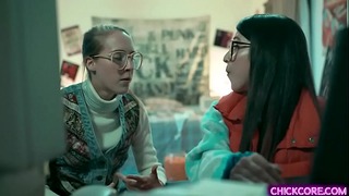 Remaja Lesbian Nerdy Cadence Lux Dan Serena Blair Mengeksperimen Penciptaan 3D Maya Yang Menjadi Hidup Dan Memulakan Hangat