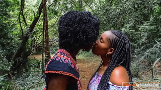 Passeggiata pubblica nel parco, gioco privato di giocattoli lesbici africani