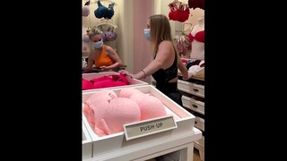 Orgasmes télécommandés dans le centre commercial – Sasha jouit en public – Cliquez sur notre profil pour voir le reste !