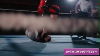 Troie lesbiche sexy Ariel X, Sinn Sage lotta in stile hardcore sul ring di wrestling e si arrapa