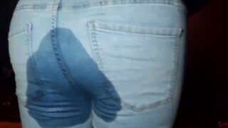 帰宅中に後ろからジーンズに放尿するセクシーな女性
