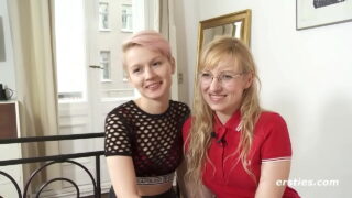 La blonde Vicky offre à Natalia sa première expérience de bondage lesbien