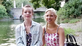 Deutsche Mädels Vergnügen Sich In Der Umkleidekabine