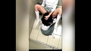 Dos Alumnas Lesbianas Mexicanas Tocándose En El Baño De La Escuela Y Haciendo Sexo Oral! Dos Estudiantes Lesbianas