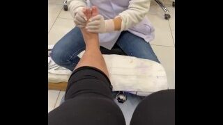 Mädchen-auf-Mädchen-Fußmassage