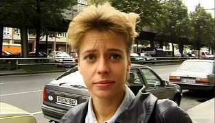 lesbe mit grossen titten geht fuer geld mit zum casting und steckt sich vibrator in die pussy