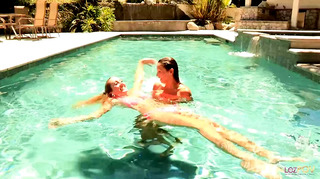 Sexy bitches tribbing and fucking after they hook up in the pool